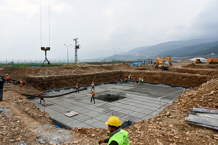 İlçede Çevre, Şehircilik ve İklim Değişikliği Bakanı Murat Kurum'un koordinatörlüğünde TOKİ ve Emlak Konut Genel Müdürlüğünce yapımı süren yığma yapı ile prefabrik geçici barınma merkezinde sona gelindi.