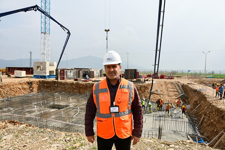 Bölgede kalıcı konutlar için de hummalı çalışma sürüyor. Kırıkçalı Mahallesi'nde yaklaşık 10 gün önce çalışmaların başladığı 17 blok ve 399 daireden oluşan projede, hafriyat çalışmalarının ardından temellere ilk harçlar döküldü.