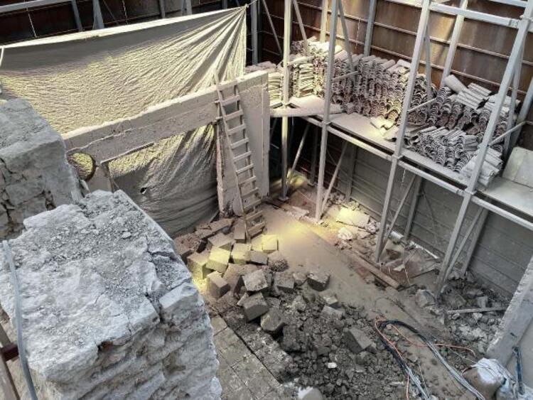 Fotoğraflarda, kulenin külah kısmında bağlayıcılığını kaybetmiş çimento ve korozyona uğramış demirler, bayrak direğindeki hasarlar, döşeme ve kolonlarında deniz kumunun kullanılması ve midye kabuğu, kıyı betonlarındaki hasar ve ayrışmalar dikkat çekiyor.