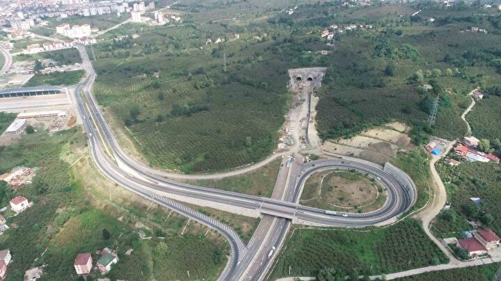 Ordu Şehir Hastanesi’ne bağlantı noktaları bulunuyor Ordu Üniversitesi ve yapımı devam eden Ordu Şehir Hastanesi’ne de bağlantısı bulunan yol, hem ulaşımı kolaylaştıracak hem de şehrin trafik akışını kolaylaştıracak.