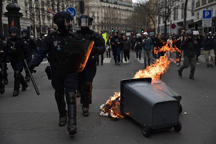 Fransa'da, emeklilik yaşını kademeli olarak 64'e yükseltmeyi öngören reforma karşı çıkan 1 milyonu aşkın Fransız sokağa indi.