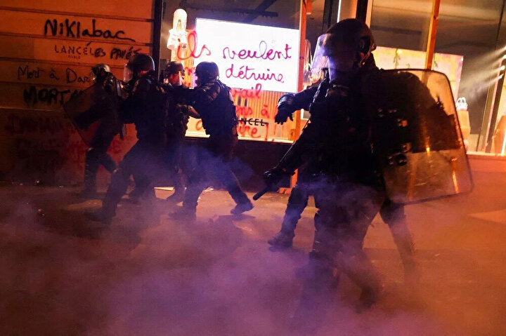 Gösteride polis ile göstericiler arasında arbede yaşandı.