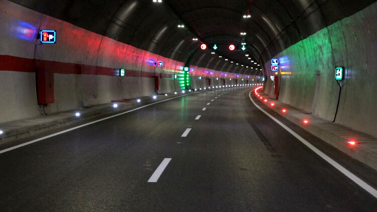 Kara yolu tünellerinde Türkiye'de ilk defa yapılan 'dikey şaft yapıları', Zigana Tüneli'nde uygulandı. Proje ile 3 istasyonun her birinde 1 temiz, 1 de kirli hava olmak üzere toplam 6 adet havalandırma şaft yapısına yer verildi.