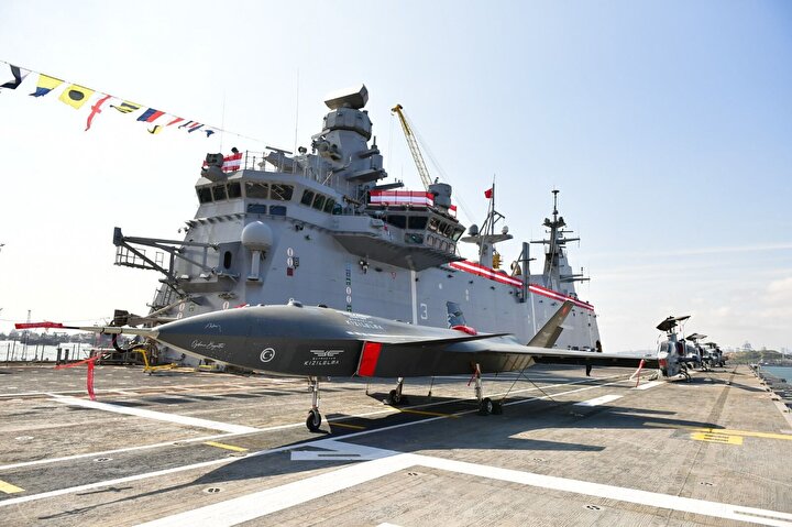 Bir amfibi tabur ile gerekli muharebe ve destek araçlarını kriz bölgelerine taşıyabilme yeteneğine sahip TCG Anadolu, havuzunda taşıyacağı araçlarıyla çıkarma operasyonlarına katılabilecek.