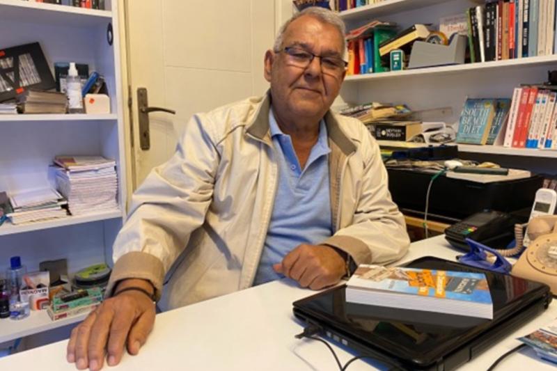 71 yaşındaki Ömer Önal, Alaçatı'daki kitapçı dükkanında