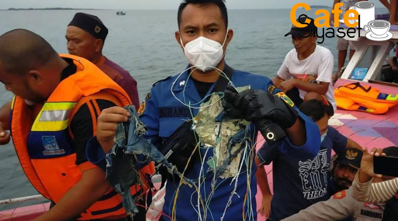 Düşen uçağın parçaları