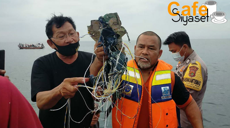 Balıkçılar düşen uçağın parçalarını buldu
