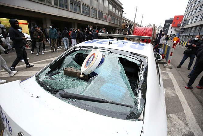 Araba camı kırıldı