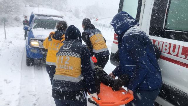 Kar yağışı sonrası Zonguldak'ta otobüs devrildi, yaralılar var