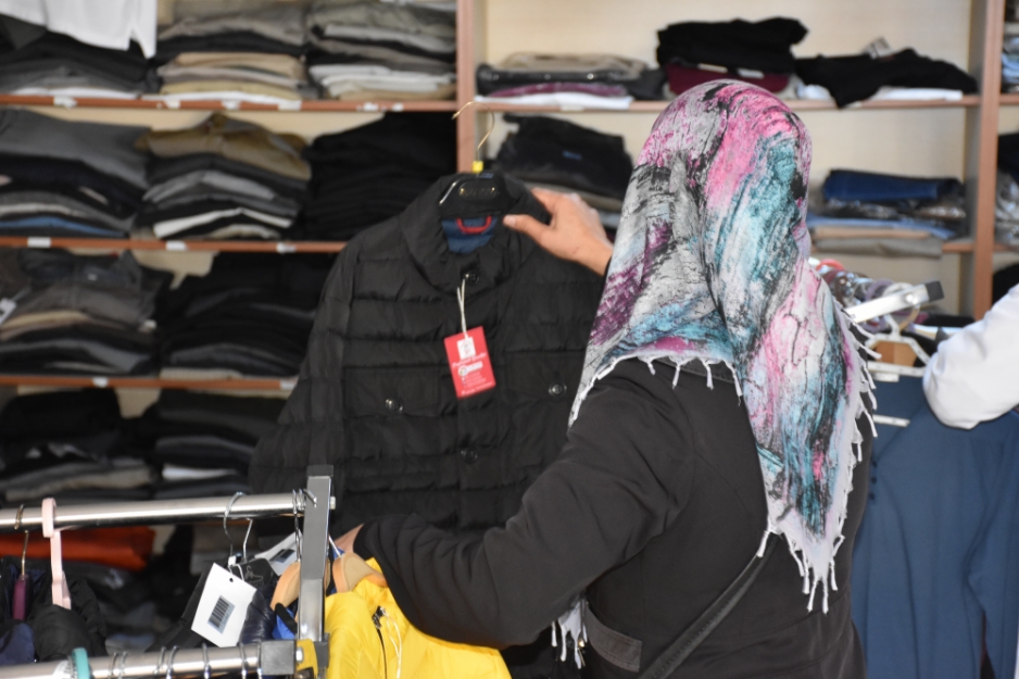 Tuzla Belediyesi'nden ihtiyaç sahibi ailelere kıyafet desteği