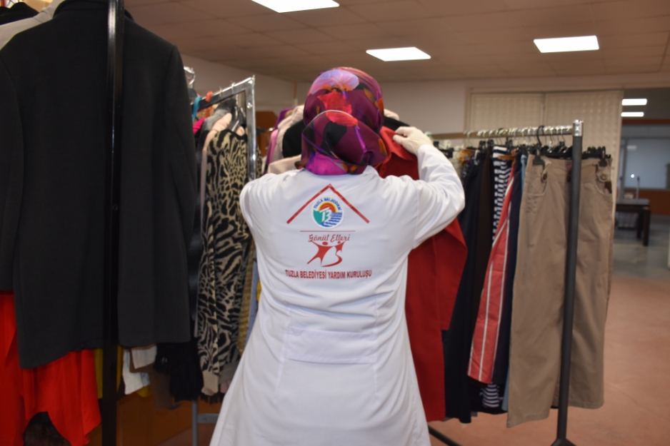 Tuzla Belediyesi'nden ihtiyaç sahibi ailelere kıyafet desteği