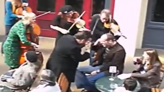 Konserde telefonla konuşan adama ibretlik ders