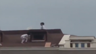 Çocukların çatıdaki tehlikeli oyunu!