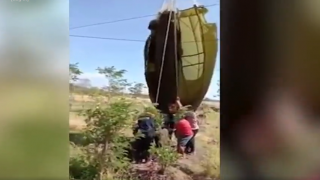 Endonezyalı komando paraşütüyle elektrik tellerine takıldı