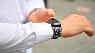 Tuzla Belediyesi'nden bir ilk! El dezenfektan bilekliği dağıtıldı