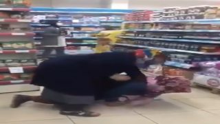 Düdüklü tencere için birbirlerini yerde sürüklediler