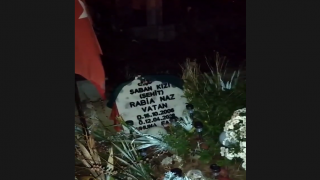 Rabia Naz'ın babası, kızının doğum gününü mezarı başında kutladı