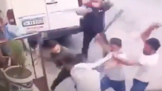 Arabasını park ettiği için baltalarla saldırdılar