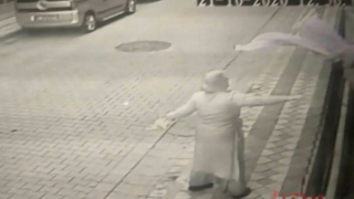 Türk bayrağını şehit evinden nefretle koparıp yere attı