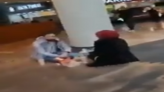 AVM'lerde insanlar yerlerde yemek yedi!