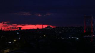 İstanbul gün doğumunda kızıla boyandı