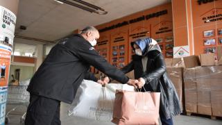 Tuzla Belediyesi'nden ihtiyaç sahibi ailelere kıyafet desteği