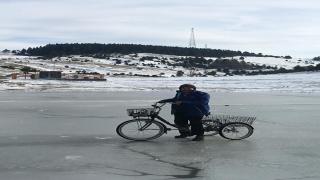 Burası Çıldır değil Sinop: Buz tutan gölde bisiklet sürdüler