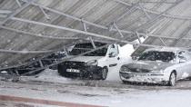 Kar yağışı nedeniyle çatı çöktü: 15 araç hasarlı!