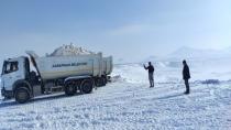 Kuruyan Meke Gölü’ne kamyonlarla kar taşındı