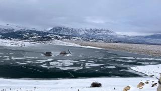 Baraj dondu: Buzu kırarak balıklara yem verdiler