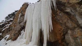 Zigana Dağı’nda devasa buz sarkıtları: Boyları 5 metreyi aştı