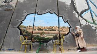 Filistin'i bölen Ayrım Duvarı grafitilerle süslendi