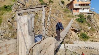 Yola izin çıkmayınca iki dağ arasındaki evine asma köprü yaptı
