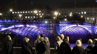 İngiltere'de köprüler ulusal yas sebebiyle mor renge büründü
