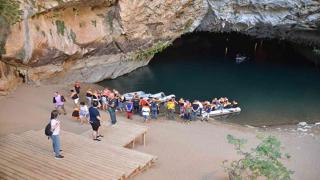 Türkiye'nin en uzun yeraltı gölüne ziyaretçi akını
